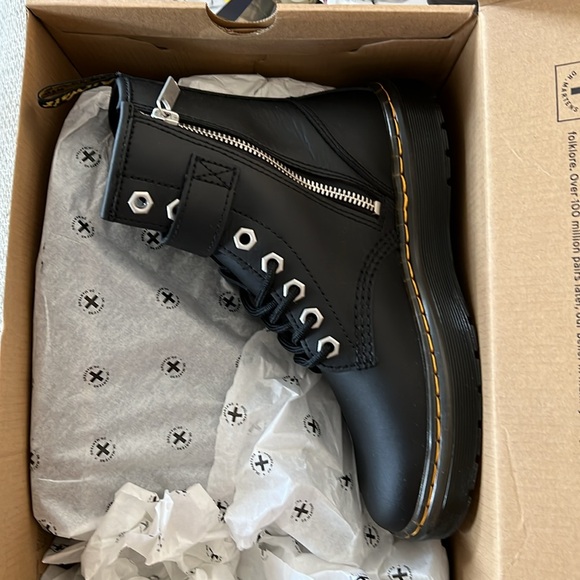 NIB Dr. Martens Zavala ALT HYDRO BLACK Combat Boots 8 eyelet- Size: 6 Woman’s - Picture 7 of 11